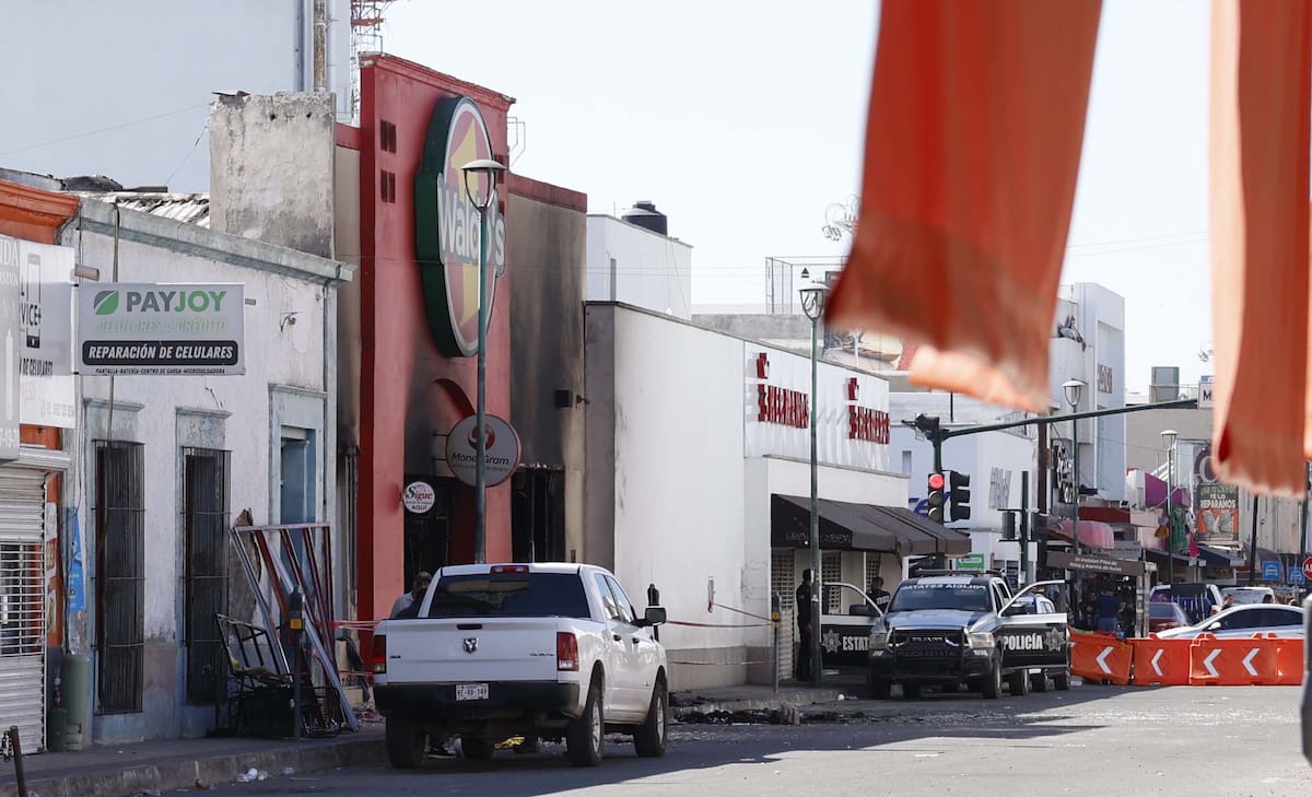 La calle Doctor Noriega entre Matamoros y Juárez, donde se ubica la tienda Waldo’s continúa cerrada y hay vigilancia de autoridades locales y estatales. FOTO: TEODORO BORBÓN