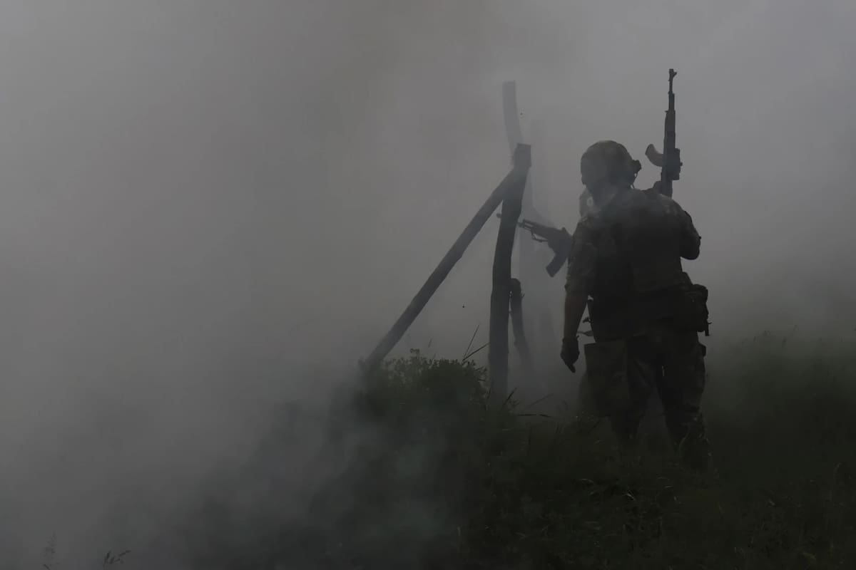 En esta fotografía, proporcionada por el servicio de prensa de la 65.ª Brigada Mecanizada de Ucrania, militares ucranianos asisten a un entrenamiento militar en la región de Zaporiyia, Ucrania, el lunes 26 de mayo de 2025. | Crédito: Andriy Andriyenko/65.ª Brigada Mecanizada de Ucrania vía AP