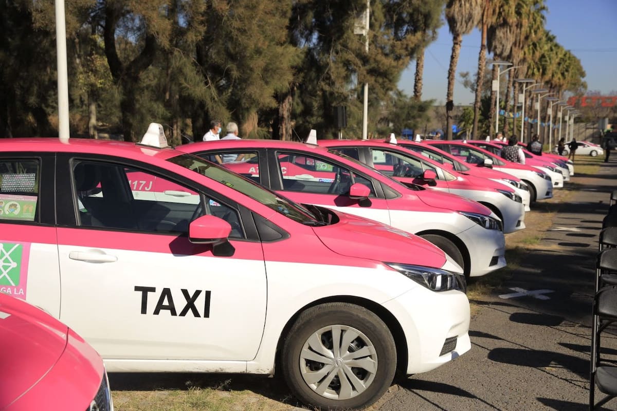 Caos en el Valle de Toluca: taxistas bloquean carreteras por abandono estatal, denuncian que vialidades están en condiciones deplorables y paralizan accesos desde la madrugada
