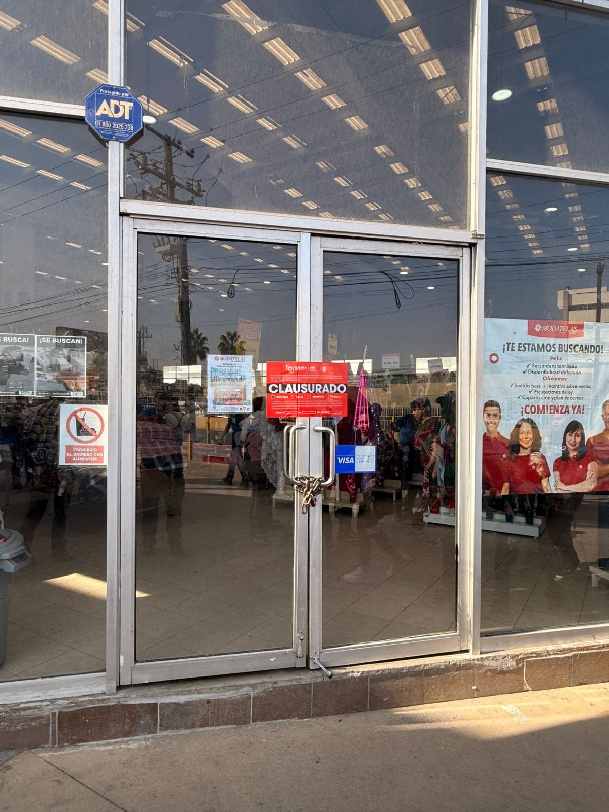 Las sucursales en 5 y 10 y Carrusel fueron cerradas por carecer de programas internos de Protección Civil. Foto: Cortesía