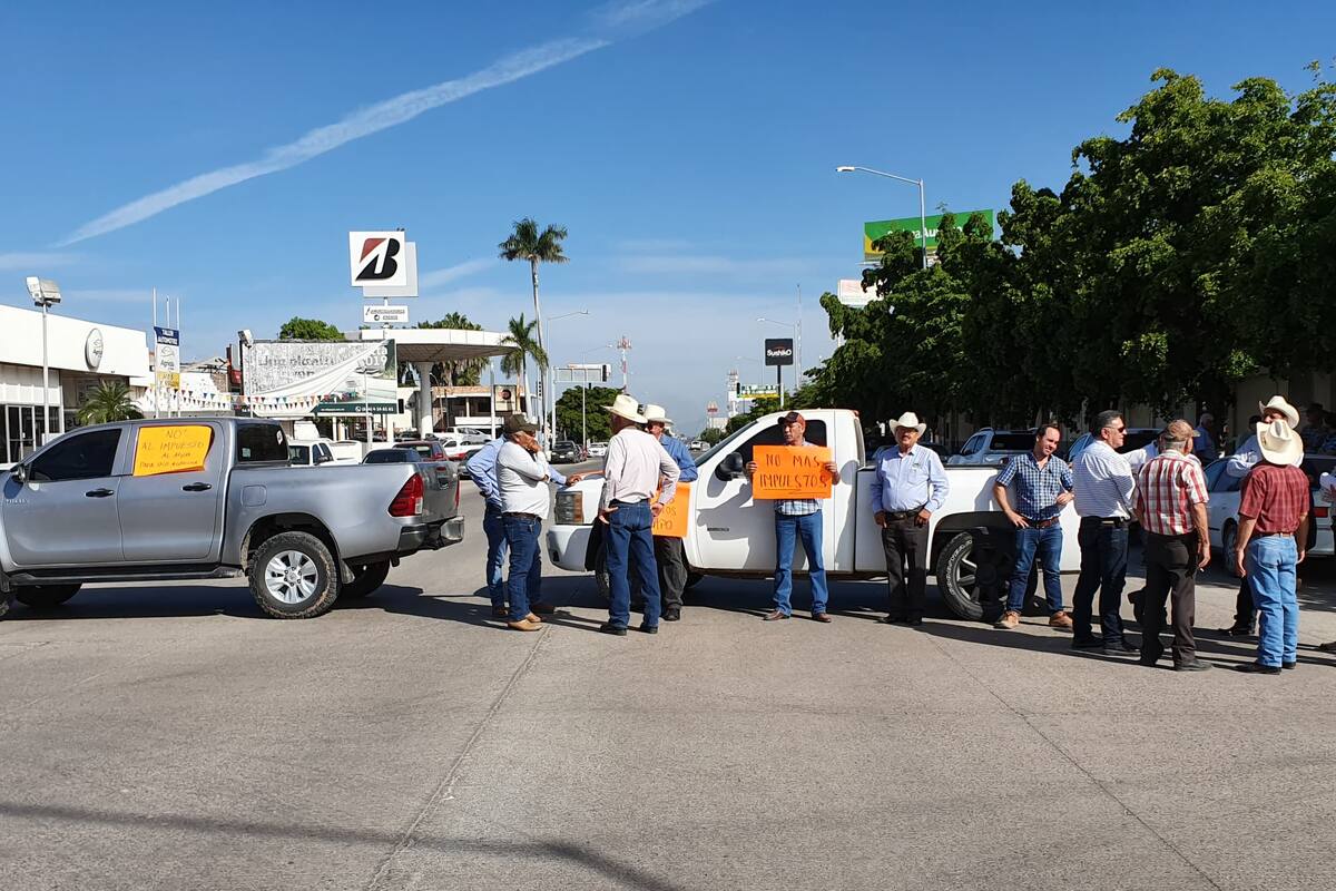 Bloquean usuarios del Distrito de Riego 038 del Río Mayo calle en Navojoa