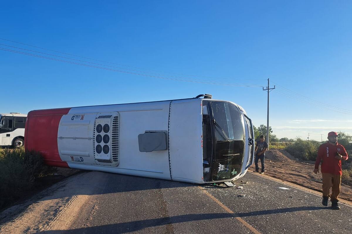 Vuelca autobús en carretera al ejido Islas Agrarias
