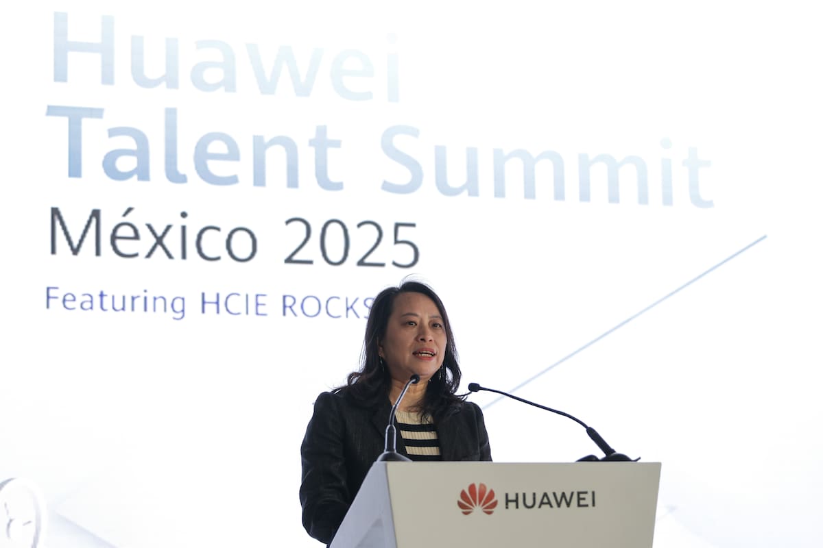 (251128) CIUDAD DE MEXICO, 28 noviembre, 2025 (Xinhua) Imagen del 27 de noviembre de 2025 de la ministra consejera Económica y Comercial de la embajada de China en México, Dong Wei, hablando durante el "Huawei Talent Summit Mexico 2025", en la Ciudad de México, capital de México. (Xinhua/Francisco Cañedo) (fc) (jg) (da) (ce)