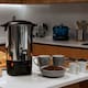 La cafetera percoladora SIGNA de 6 litros baja su precio un 40% en Mercado Libre, una rebaja útil para familias u oficinas que buscan preparar hasta 40 tazas de café rápido y sin filtros de papel
