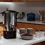 La cafetera percoladora SIGNA de 6 litros baja su precio un 40% en Mercado Libre, una rebaja útil para familias u oficinas que buscan preparar hasta 40 tazas de café rápido y sin filtros de papel
