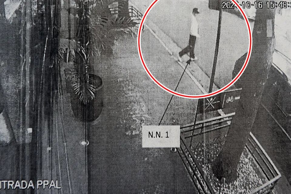 Liam parece esperar a alguien afuera del hotel.