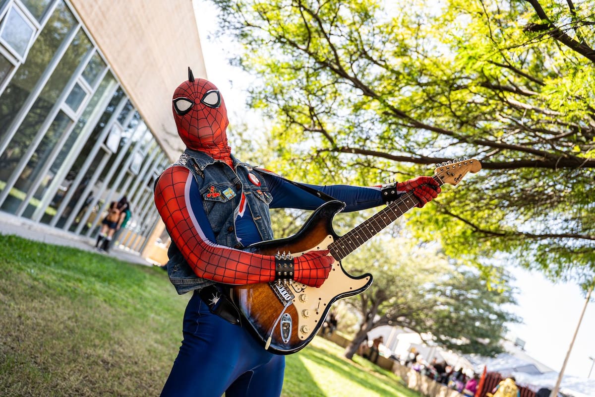 La Expo Shibuya congregó a aficionados del anime y la cultura japonesa en el CEART Tijuana, con pasarela de cosplay, venta de artículos y la participación de personajes inspirados en series populares. Foto: Border Zoom