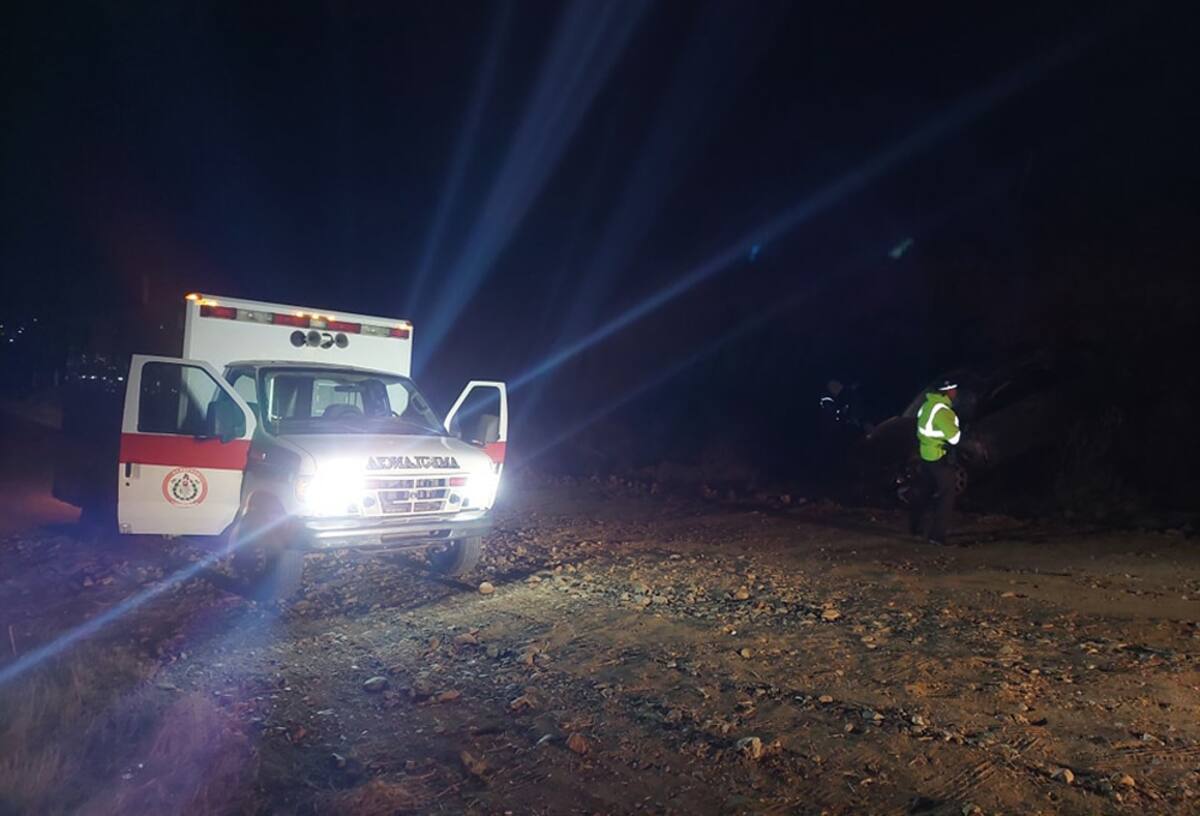 Integrantes del grupo de bomberos y rescate voluntarios de Punta Colonet llegaron al lugar para auxiliar a la víctima.
