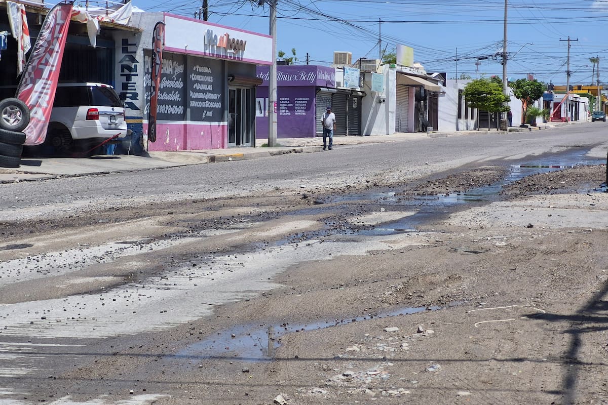 Colonia López Portillo enfrenta daños severos en pavimento tras fuertes lluvias y acumulación de basura