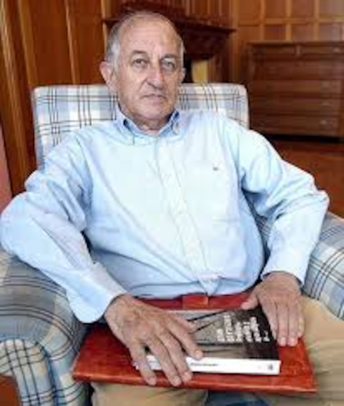 Juan Goytisolo, destacado escritor español y ganador del Premio Cervantes, es acusado de encubrir el abuso sexual sufrido por su nieta.
