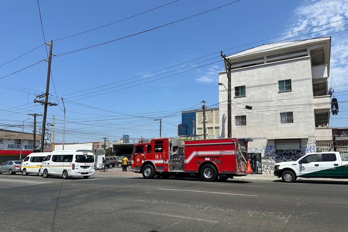 Le cae un auto encima a empleado de taller