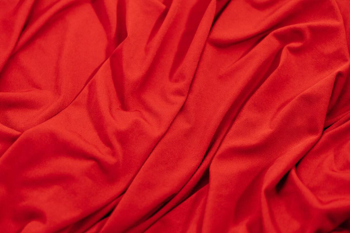 La psicóloga Candela Fornieles Carretero añade que el rojo está ligado a la vida, la fuerza y la pasión. Foto: Pexels.