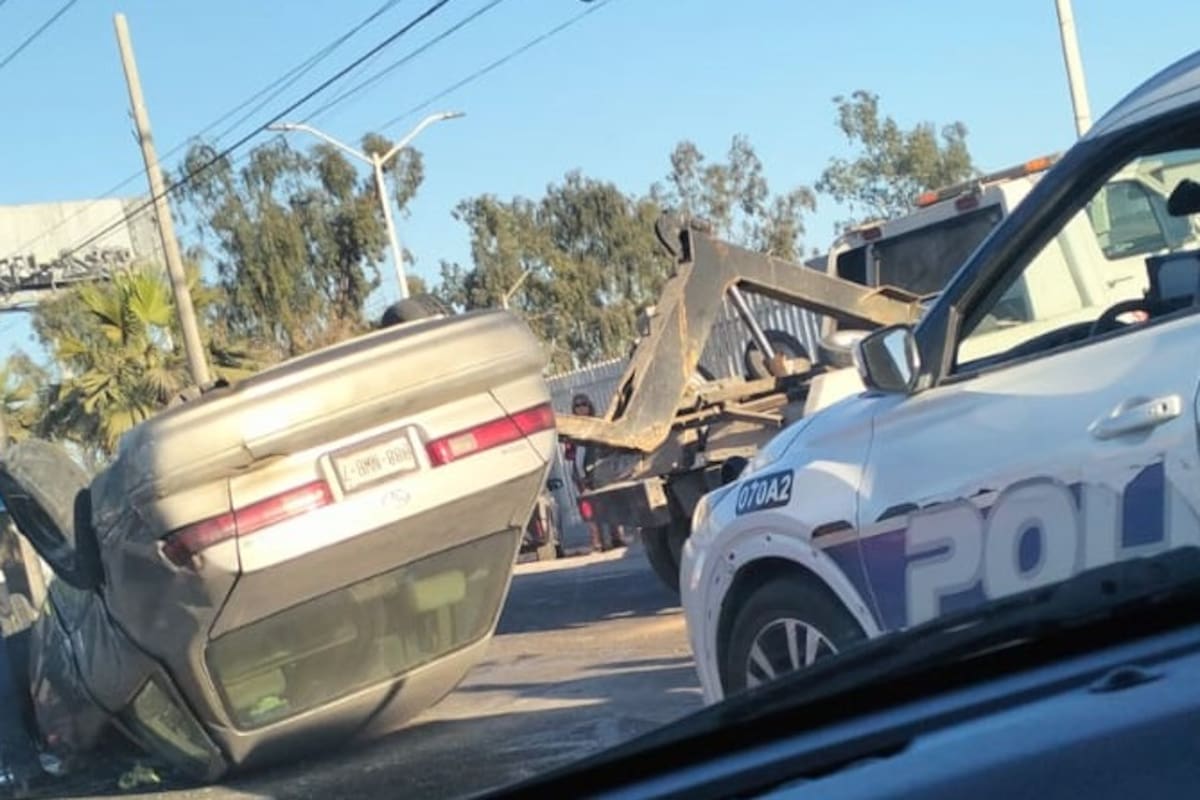 Automóvil vuelca en paso a desnivel de Lázaro Cárdenas
