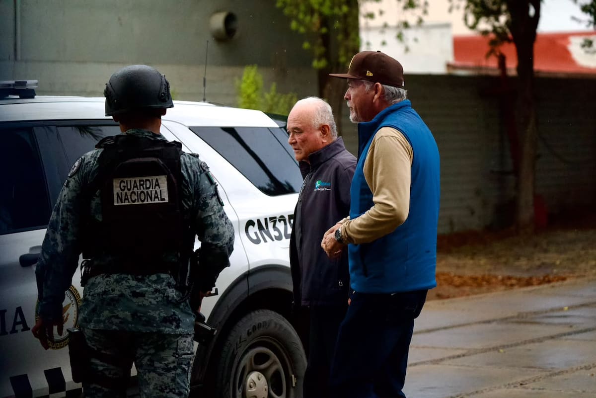 Cerca de las 7:00 horas el ex goberador Ernesto Ruffo Appel llegó a su domicilio en la zona centro de Ensenada. Foto: Border Zoom