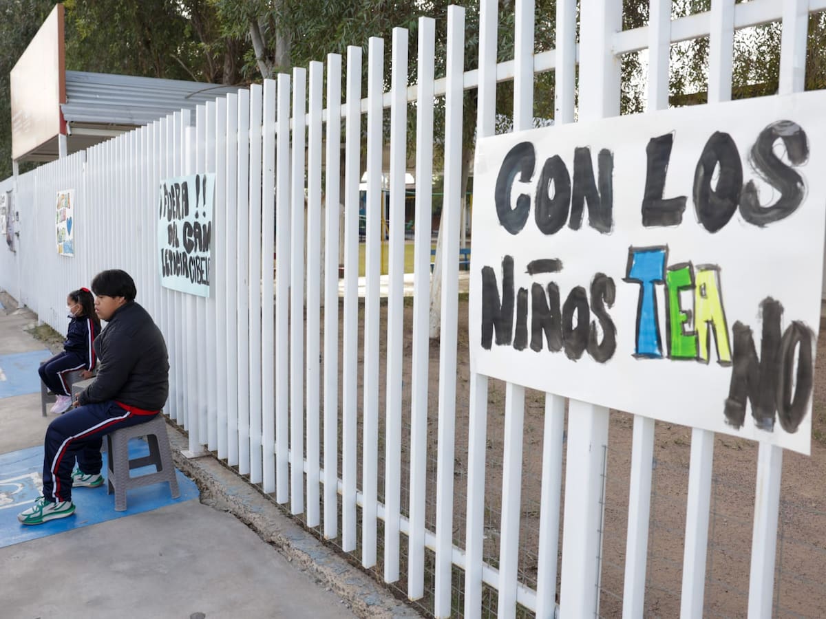 Padres de familia denunciaron presuntos maltratos hacia alumnos con discapacidad en el CAM “Ana Sullivan” y, ante la falta de respuesta de las autoridades educativas, tomaron el plantel para exigir la destitución de una docente y garantizar la seguridad de los menores. Foto: Javier Gallegos