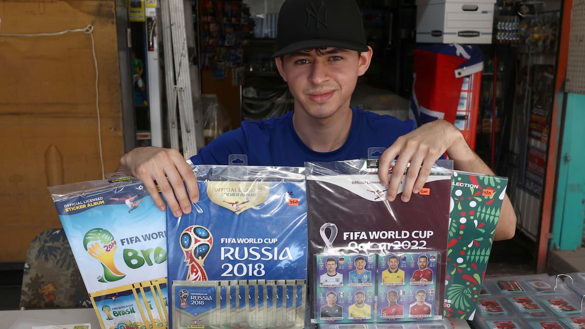 Fiebre mundialista llega al tianguis Héctor Espino con álbumes y estampas de la FIFA 2026