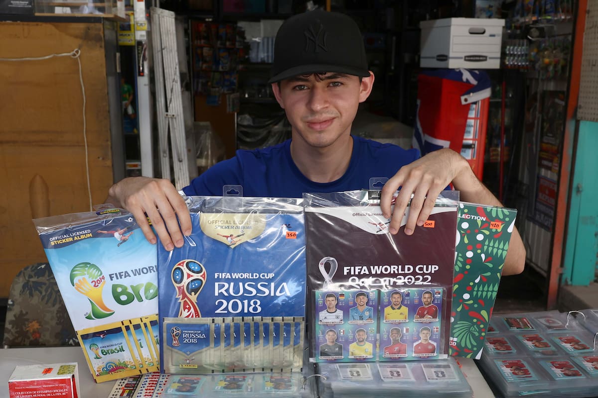 Fiebre mundialista llega al tianguis Héctor Espino con álbumes y estampas de la FIFA 2026