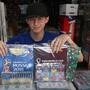 Fiebre mundialista llega al tianguis Héctor Espino con álbumes y estampas de la FIFA 2026