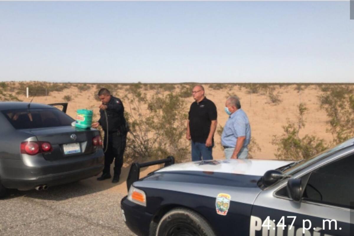 Policía auxilia a familia mexicalense que se quedó sin gasolina en carretera
