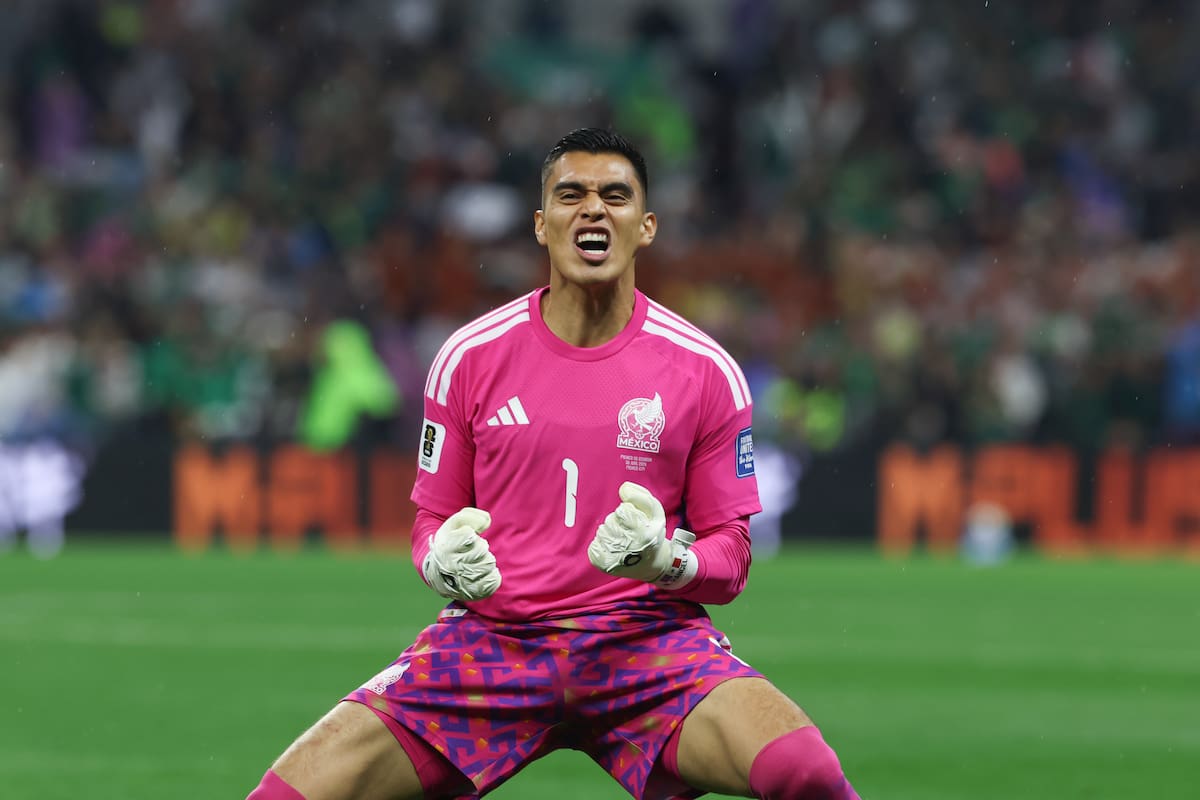 Raul Rangel, portero titular de México durante el Mundial 2026, celebró el gol de Julián Quiñones a Ecuador en los dieciseisavos de final en el Estadio Azteca. EFE/ Alex Cruz