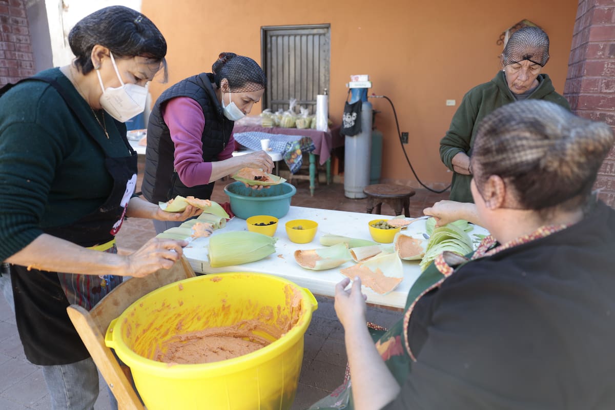 lma Rosa Curiel y Evelia Palafox dedican gran parte de su tiempo a esta labor. FOTO: TEODORO BORBÓN