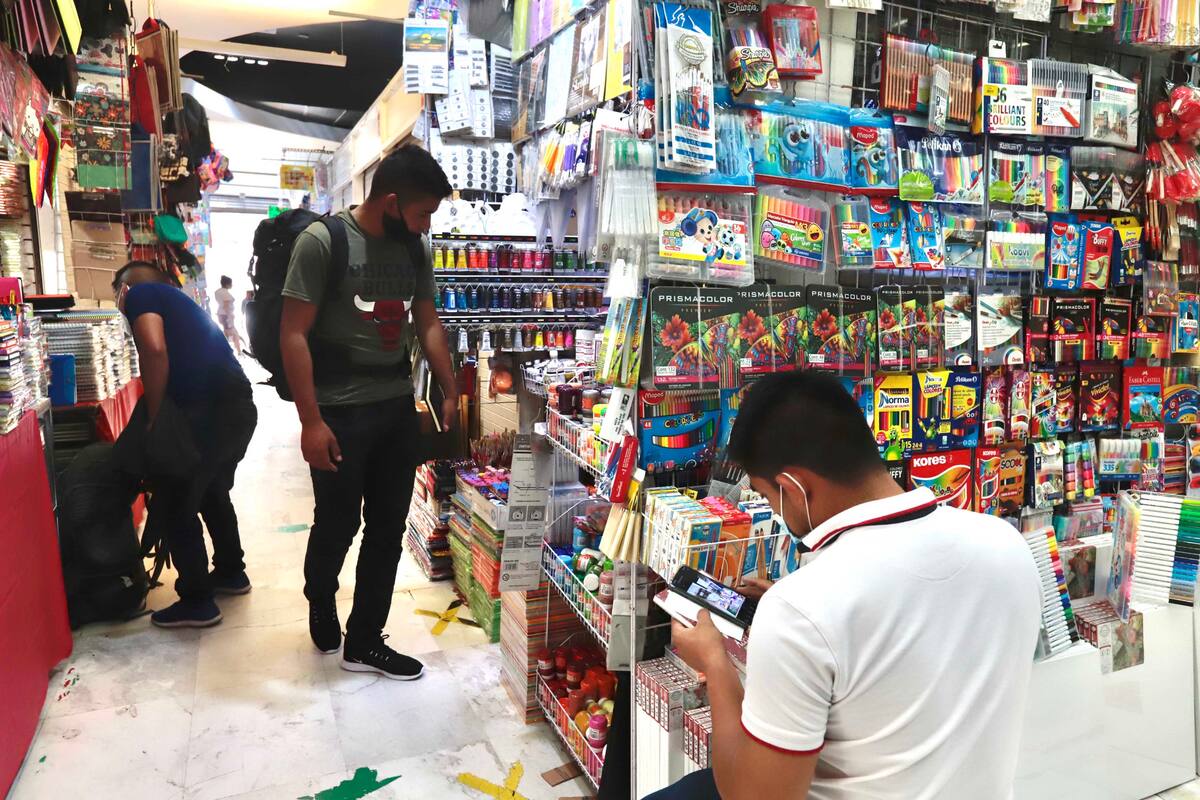 EUM20210411SOC16.JPG
CIUDAD DE MÉXICO, Health/salud/Coronavirus.- A más de un año de la pandemia por Covid y ante la incertidumbre sobre el regreso a clases presenciales en la CDMX, a los vendedores de útiles escolares les urge el retorno a las aulas, pues reportan pérdidas en sus ventas de 80%. Domingo 11 de abril de 2021. Foto: Agencia EL UNIVERSAL/Berenice Fregoso/RDB.