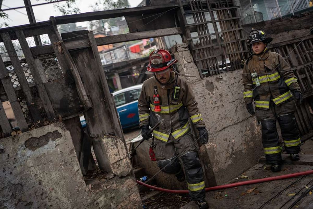 Bomberos de Tijuana sofocan incendio en cuartería de la colonia Castillo