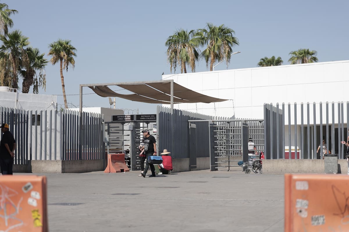 Largas filas para cruzar a Calexico este domingo