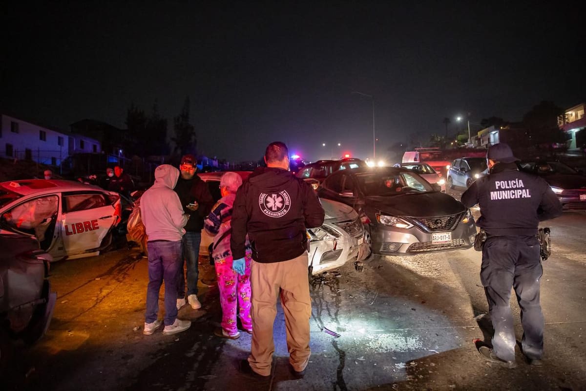 Accidente en cadena involucró siete vehículos detenidos en semáforo. Foto: Border Zoom