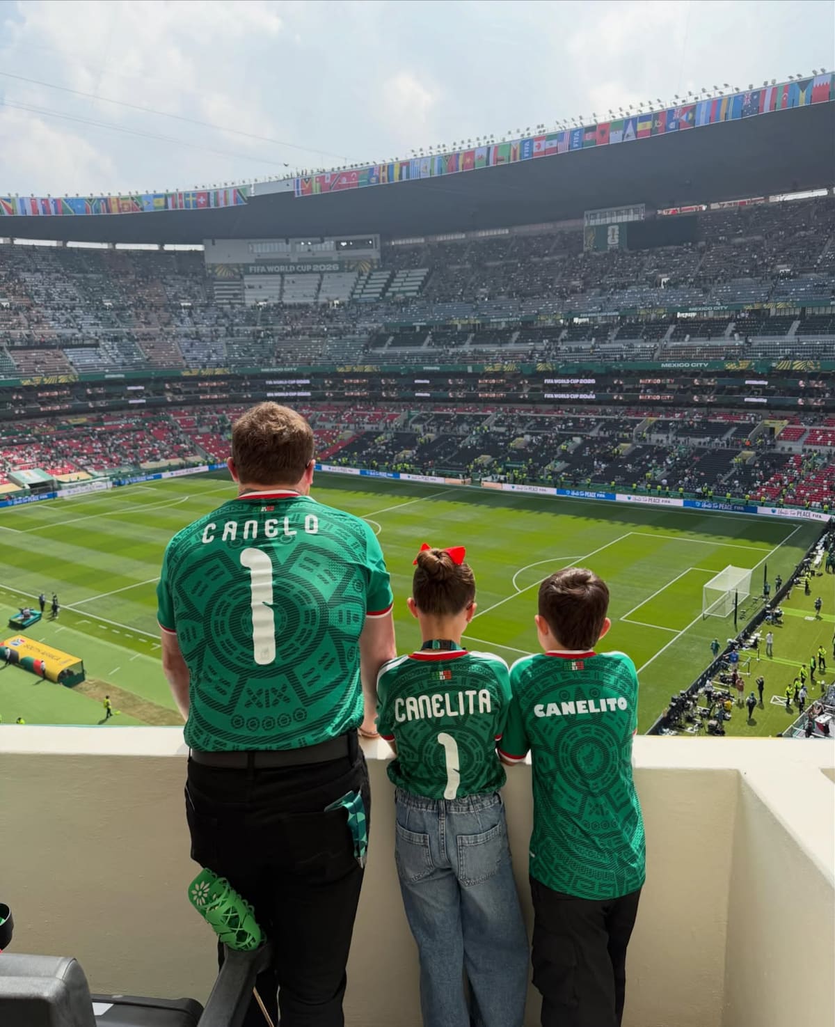 'Canelo' Álvarez y sus hijos durante la inauguración del Mundial 2026 en el Estadio Azteca. (Foto: IG @fernandagmtz)