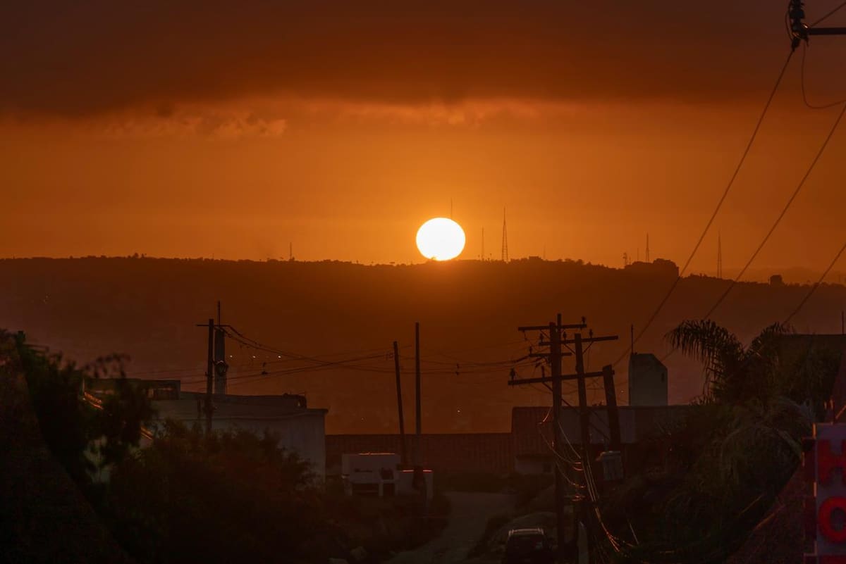 El cielo de Tijuana se pintó de tonos anaranjados y dorados durante el atardecer de este martes, en una tarde fresca con temperatura máxima de 20 grados Celsius y vientos del suroeste de entre 10 y 15 kilómetros por hora. Foto: Border Zoom