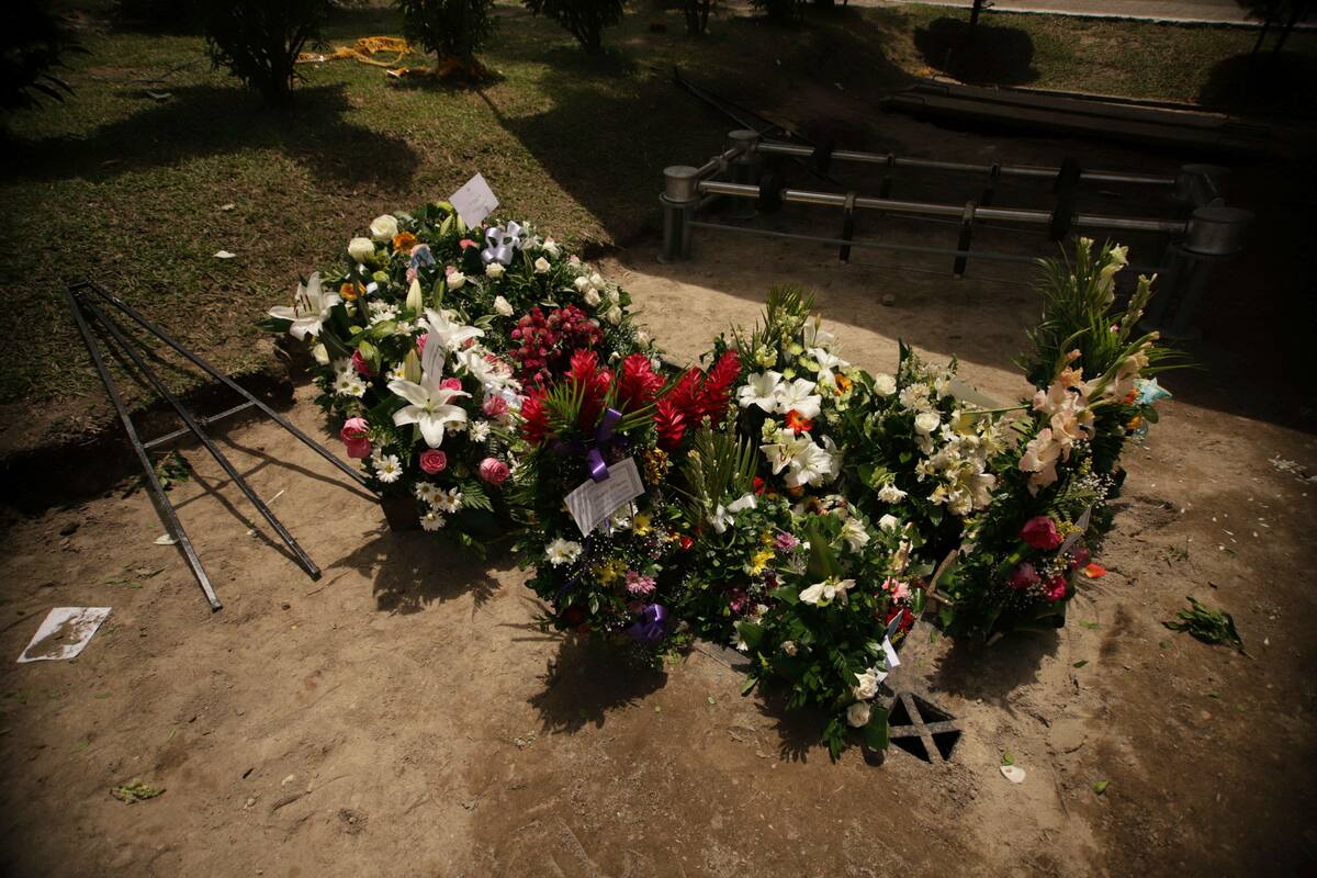 La ceremonia solo se realiza una vez cumplidos tres años del fallecimiento; hasta entonces, los restos permanecen en una bóveda sellada. (AP Foto/Salvador Melendez)