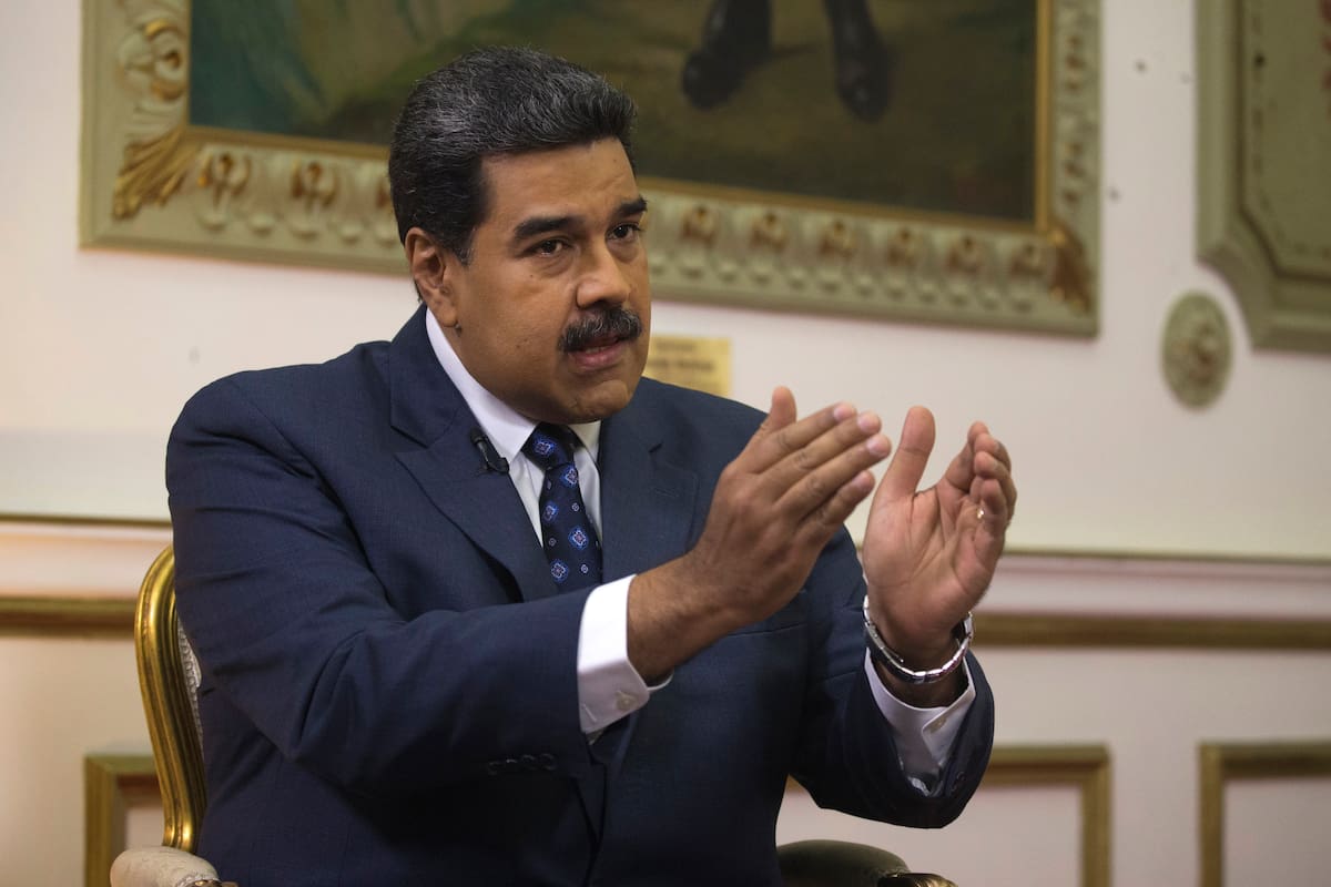 La Fiscalía afirma que Maduro habría supervisado a funcionarios y unidades de seguridad implicados en esos hechos, mientras que a Flores le atribuye participación en el desarrollo del sistema de represión y la presunta orden de torturar a personas relacionadas con actividades ilícitas de sus familiares. (AP Photo/Ariana Cubillos)