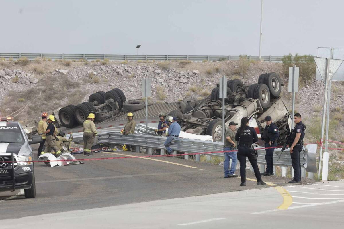 Muere conductor al volcar tráiler cargado de plátanos en Hermosillo