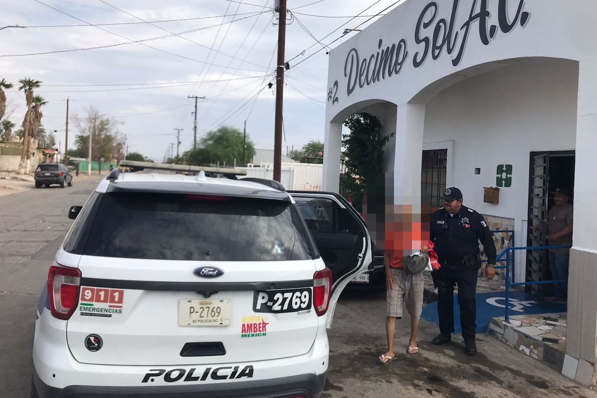 Localizan y ponen a resguardo a adulto mayor para reunirlo con su familia
