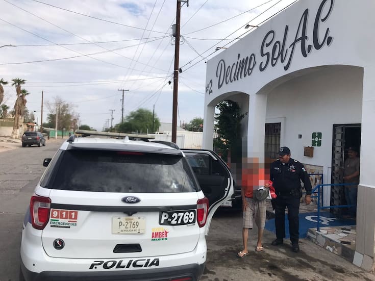 Localizan y ponen a resguardo a adulto mayor para reunirlo con su familia