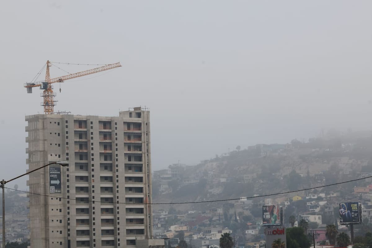 Una capa de neblina cubrió Tijuana durante las primeras horas de este jueves, antes del aumento de temperatura previsto para el fin de semana. Foto: Sergio Ortiz