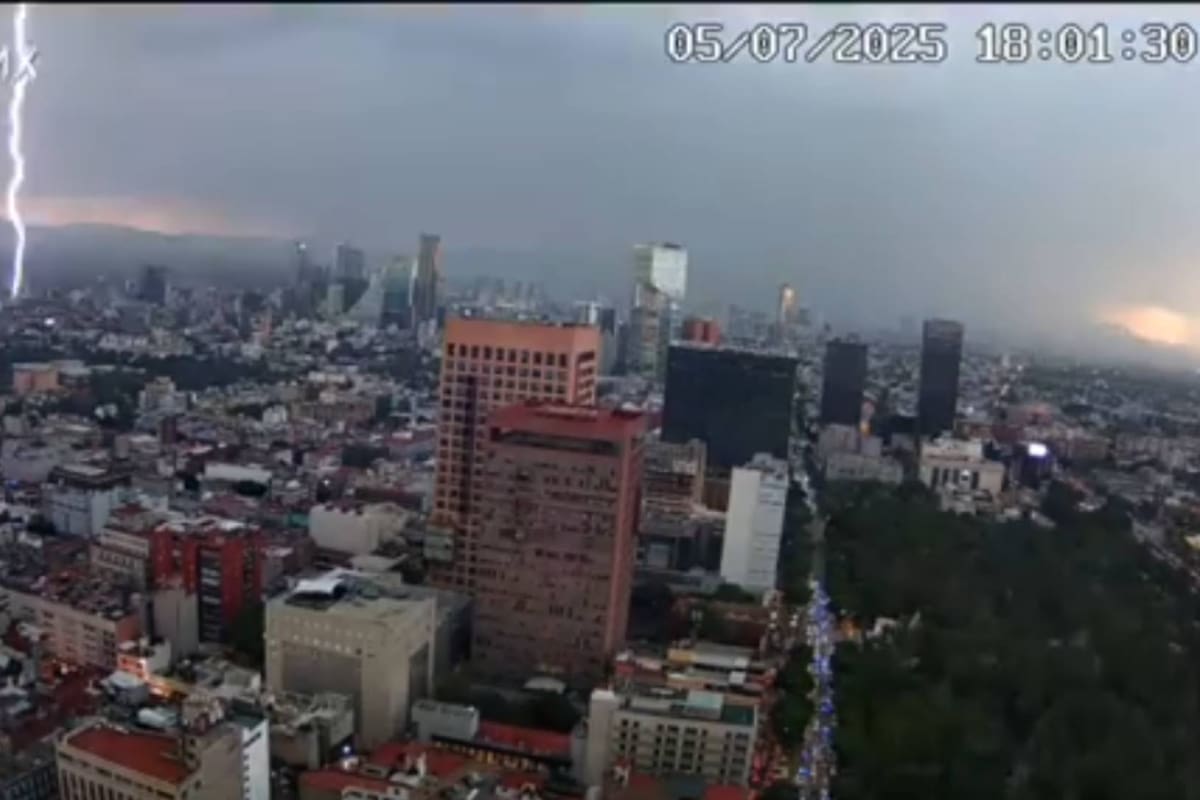 En VIDEO graban desde las alturas impactante rayó que cayó en la CDMX este fin de semana