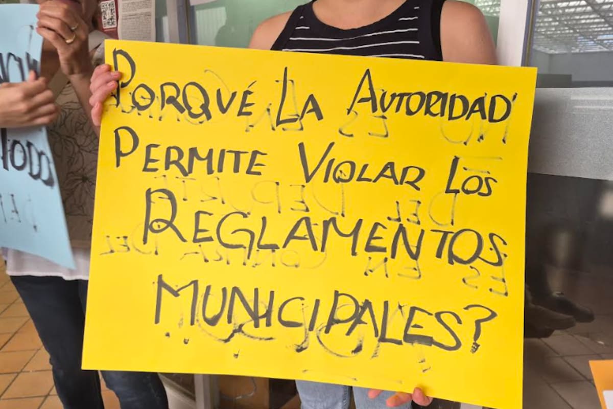 Vecinos piden intervención municipal por uso de cancha pública por academia privada