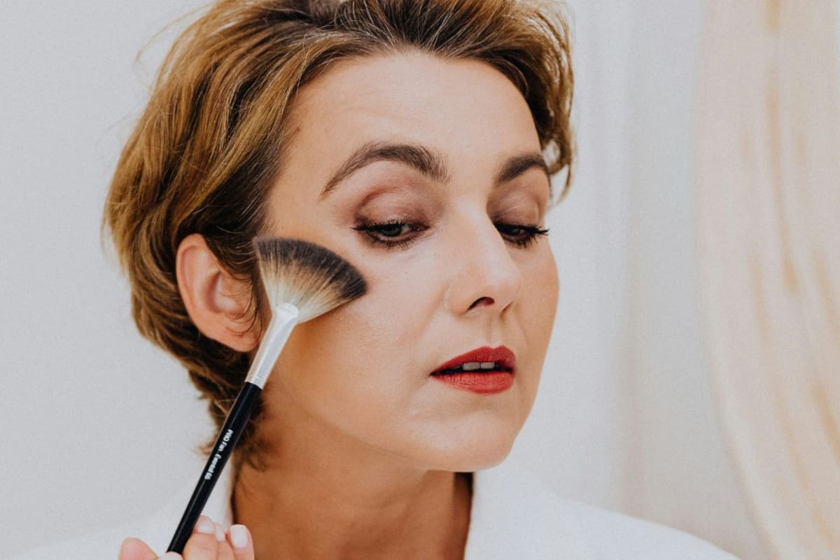 Cómo aplicar el rubor en lugares estratégicos para efecto lifting