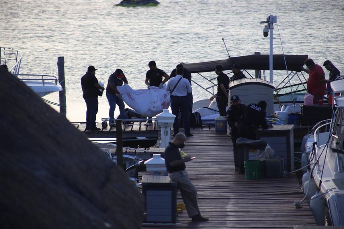 Reportan dos muertos tras caída de avioneta en una zona turística de Cancún