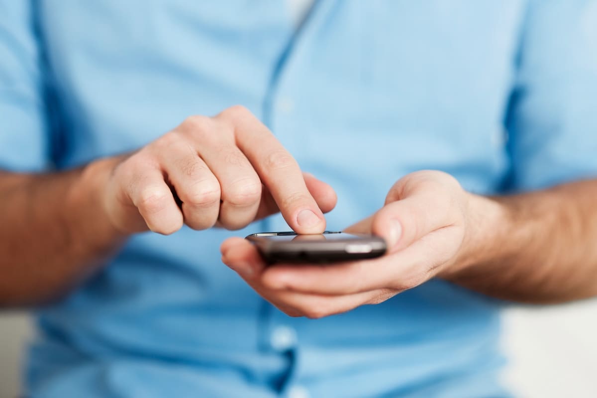 Si no se tiene pleno conocimiento de las aplicaciones que tienen autorizado el acceso al audio y cámara del celular, conviene revisarlo desde la configuración. | Foto: Magnific