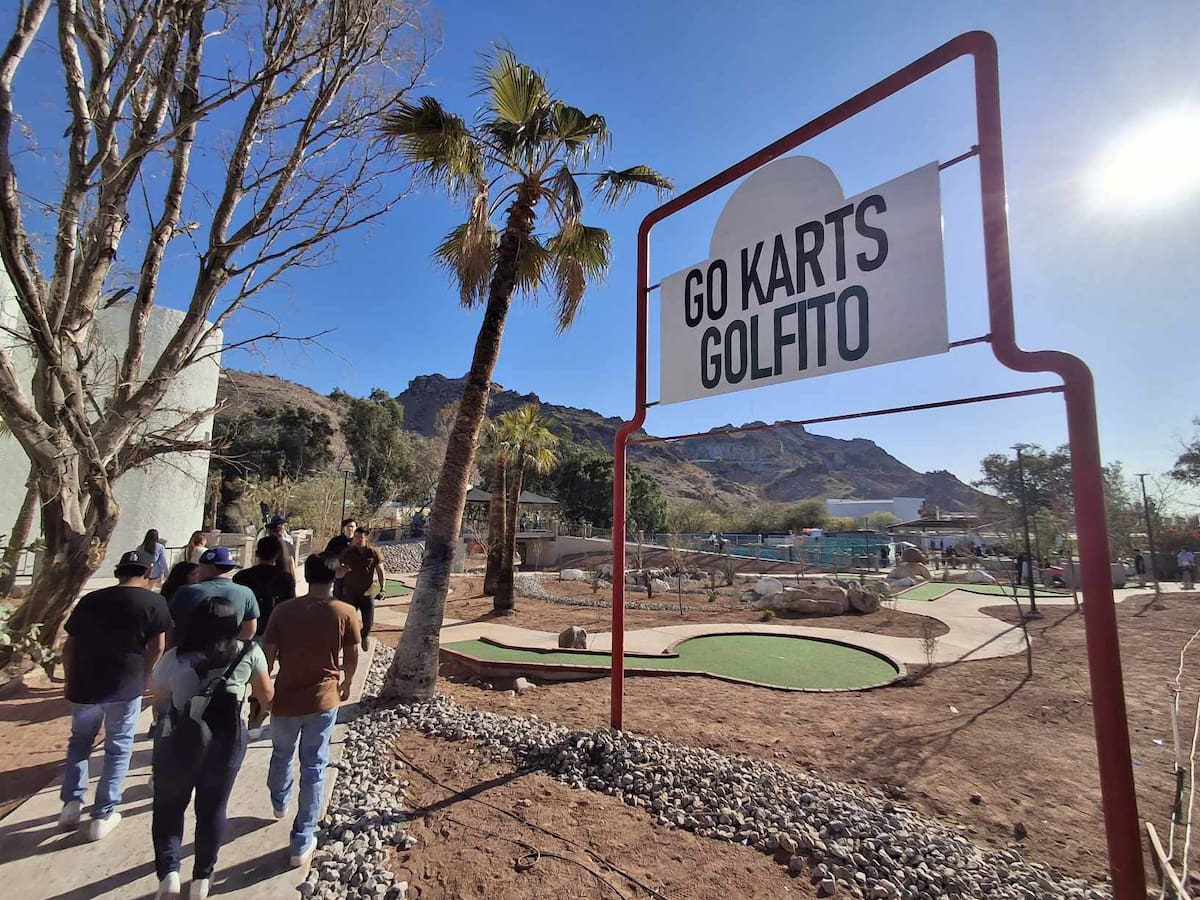 El gobernador Alfonso Durazo y el cantante Carín León dieron inicio a nuevas atracciones como Go Karts, mini golf y cajas de bateo. Foto: Julio A. Clark