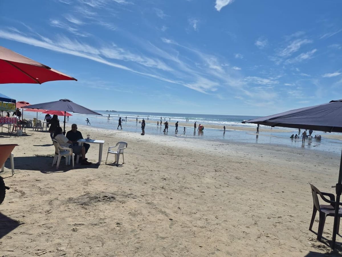 El fenómeno, permitió que en distintas zonas de la playa se formaran pequeñas albercas naturales en la arena. Foto. Carmen Gutiérrez