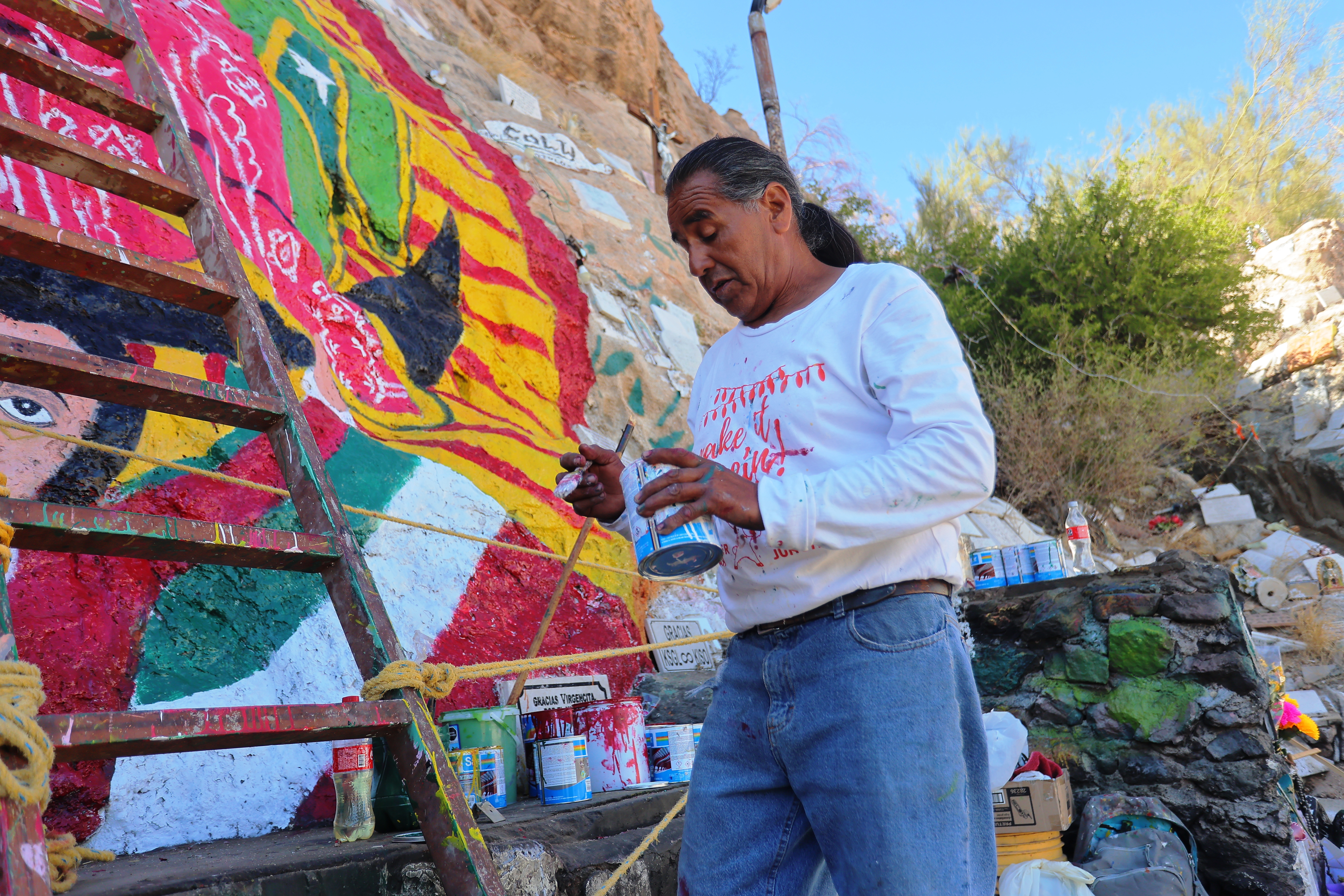 Para realizar este trabajo le donaron pinturas.