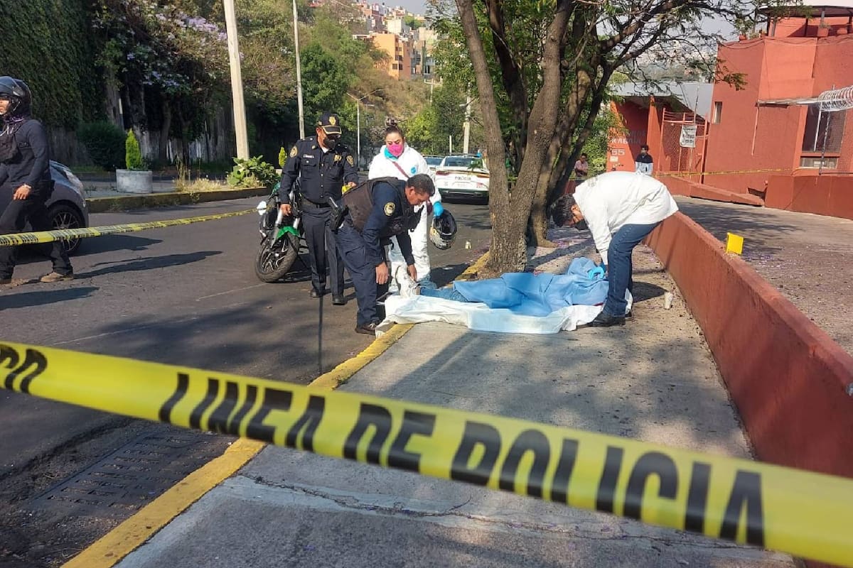 VIDEO: Motociclista muere al derrapar y estrellarse con árbol