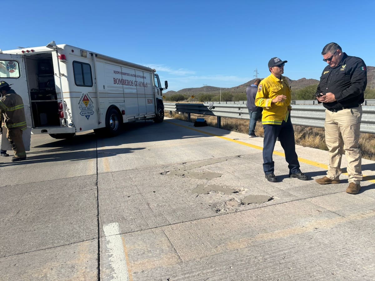 Tránsito se restablece parcialmente en la carretera Hermosillo–Guaymas mientras continúan maniobras tras la volcadura de la pipa. FOTO: ESPECIAL