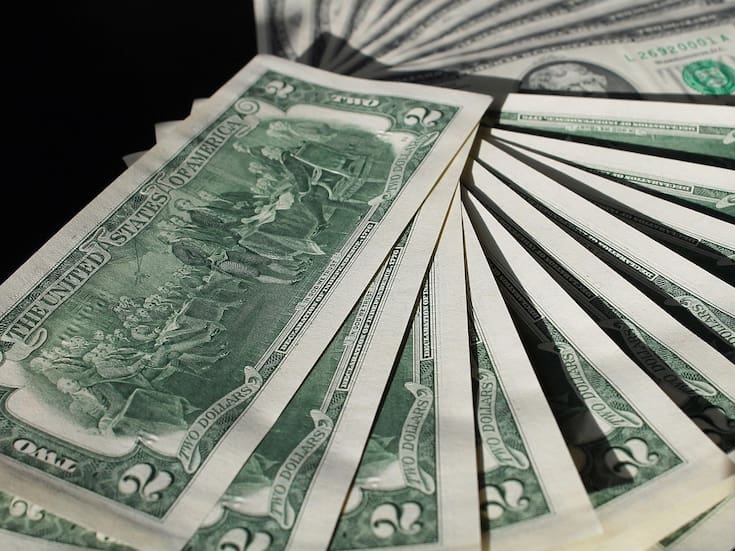 Peso se aprecia frente al dólar y cierra por debajo de las 17.13 unidades en el mercado internacional