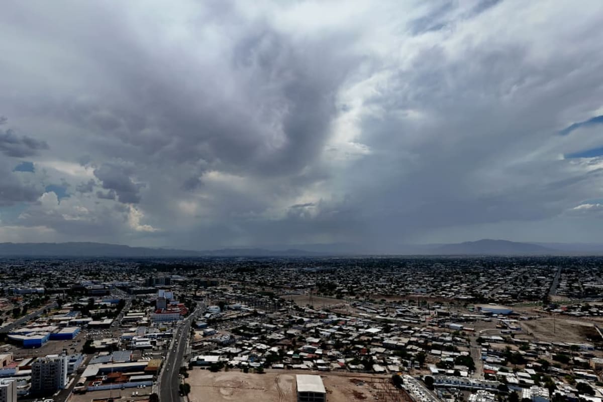 Tormenta eléctrica deja postes caídos, apagones y caos vial en Mexicali