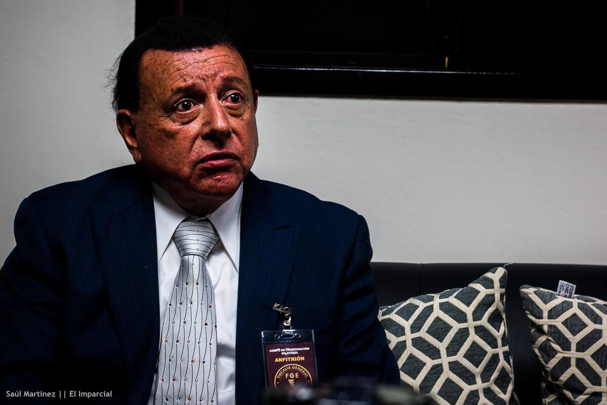 Presenta Fiscal General renuncia al cargo